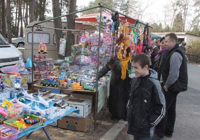 Na Firleju przy bramie z powodzeniem można było kupić i zabawki i balony.