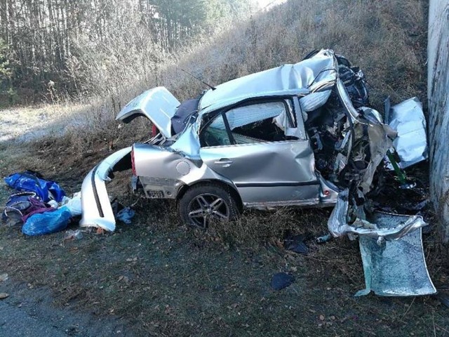 Siła uderzenia w betonowy wiadukt kolejowy była ogromna. Skoda została doszczętnie rozbita.