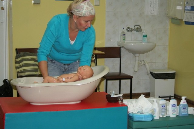 Podczas spotkań w szkole rodzenia można nauczyć się m.in. prawidłowej pielęgnacji noworodka