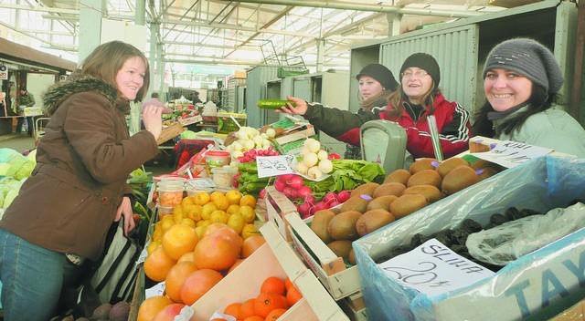 Ceny na targowiskach zawsze są do negocjacji - twierdzą Milena Papierowska (od prawej) oraz Krystyna Bronka i Agnieszka Tracz