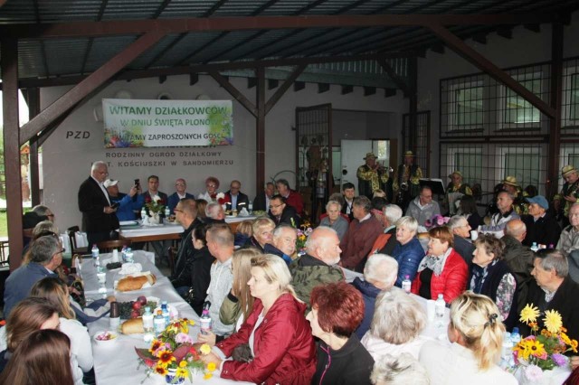 Prezentacja plonów, degustacja ciast i wspólne rozmowy, to tylko część  tegorocznych obchodów Dnia Działkowca w Sandomierzu.