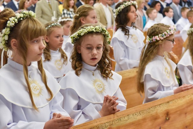 Do samego końca maja trwają komunie święte W Toruniu.  Dzisiaj odbyła się uroczystość przyjęcia Pierwszej Komunii Świętej w parafii św. Andrzeja Apostoła w Toruniu.