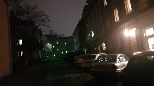 Opole. Ulica Krawiecka oświetlana jest z okien mieszkańców.