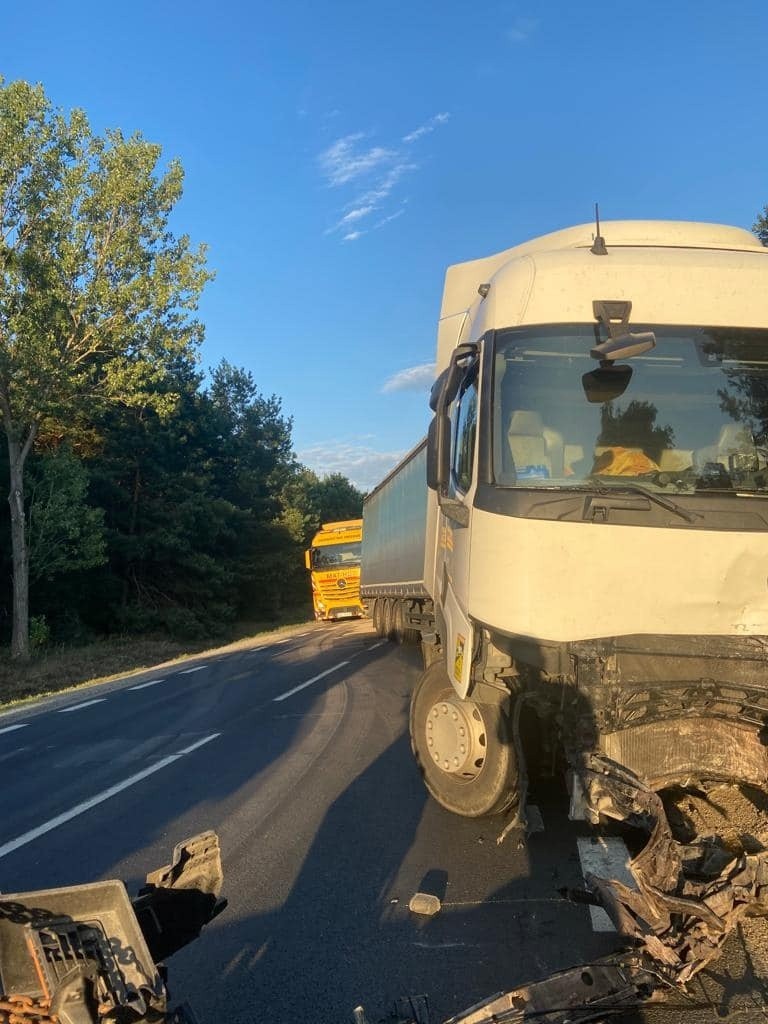 Tragiczny wypadek na drodze krajowej numer 12 w Podgórze. Samochód osobowy czołowo zderzył się z ciężarówką. Jedna osoba zginęła na miejscu