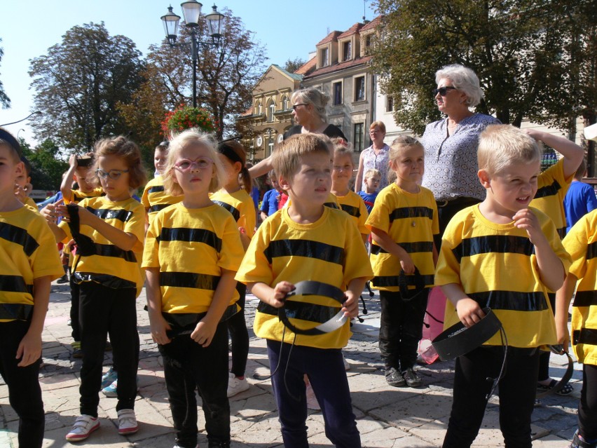 Wesołe przedszkolaki na sandomierskim Rynku. Przedstawiciele kilku placówek przedszkolnych obchodzili Ogólnopolski Dzień Przedszkolaka