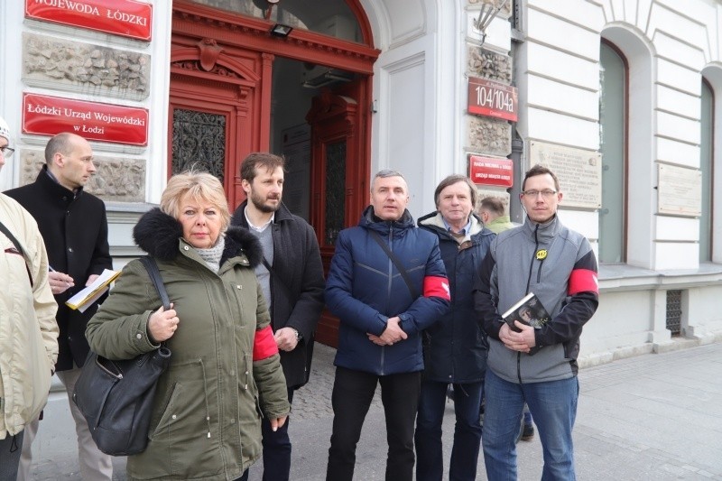 Protest pod Urzędem Miasta Łodzi przeciwko al. Adamowicza