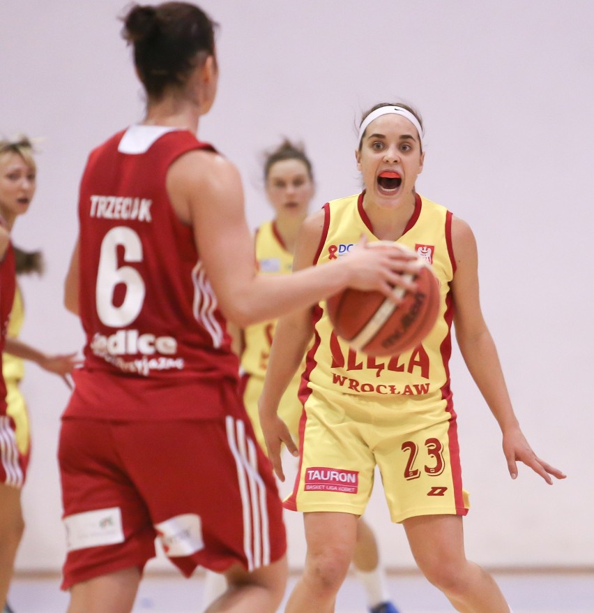 Koszykówka: CCC - Artego 73:66, Ślęza - PGE MKK 89:57