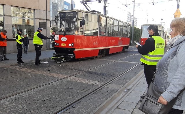 77 -letni mężczyzna na hulajnodze elektrycznej zderzył się z tramwajem na rynku w Katowicach