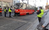 Mężczyzna na hulajnodze elektrycznej w Katowicach zderzył się z tramwajem. Jak doszło do wypadku? Policja szuka świadków
