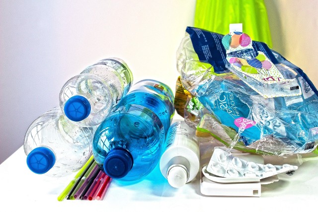 Na świecie produkuje się 348 mln ton plastiku rocznie. Prawie połowa to są opakowania. Polacy najczęściej wykorzystują reklamówki jeden raz, a samoczynny rozkład tego produktu może potrwać nawet około 500 lat.