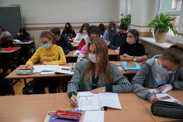 Rok 2022 wiąże się ze zmianami w polskiej oświacie. Nowy przedmiot, reforma szkół specjalnych, podwyżki dla nauczycieli. Część stanowi propozycje, część nie została jeszcze zaakceptowana. Sprawdź w galerii, czego mogą spodziewać się uczniowie, rodzice i nauczyciele w 2022 r. --->>>