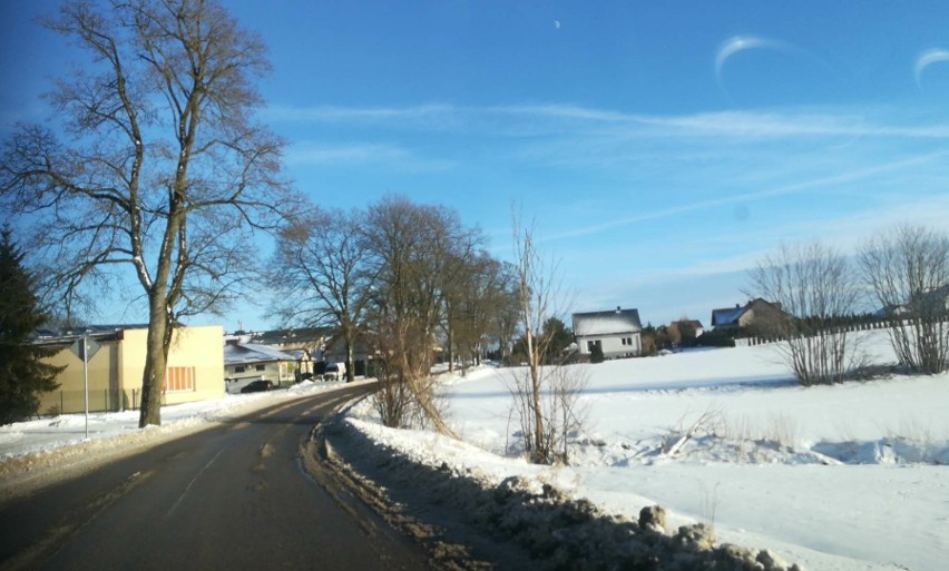 Kaszuby zasypane śniegiem. Warunki na drogach są coraz trudniejsze w okolicach Kościerzyny i nie tylko 