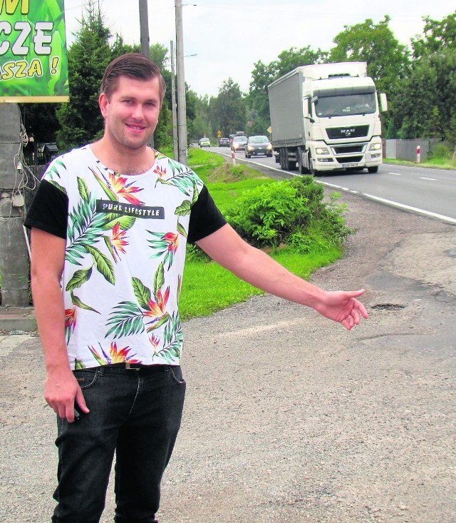 Wojciech Sporysz ze Stawów Grojeckich jest zaskoczony, że będzie wymieniany asfalt na ul. Beskidzkiej, skoro jest w dobrym stanie