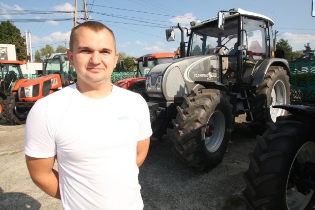 Farmtrac o mocy 110 Koni Mechanicznych to ciągnik na duże gospodarstwa, sprawdzi w pracy w trudnych warunkach &#8211; mówi Wojciech Slasko,  sprzedawca w Agromie Kielce.