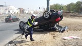 Wypadek na rondzie Kujawskim w Bydgoszczy. Jedno auto dachowało (zdjęcia)