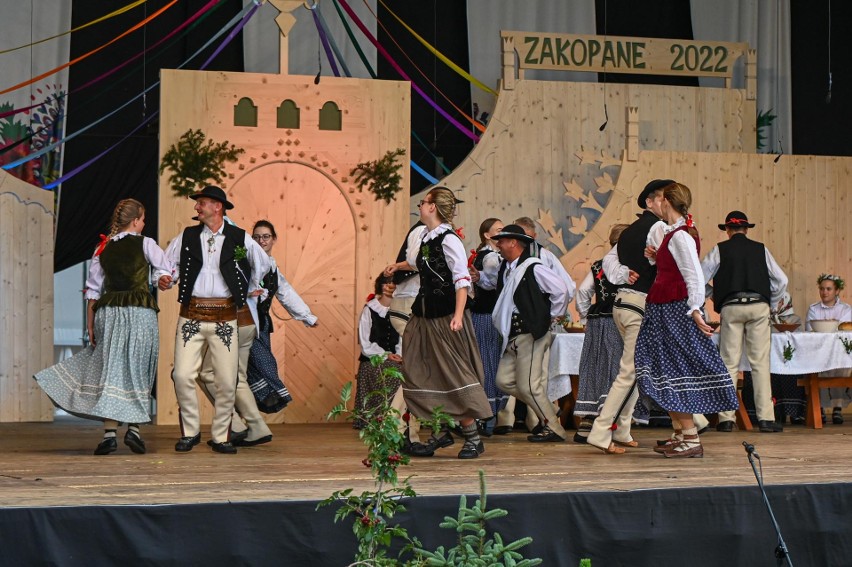 Festiwal w Zakopanem. Górale walczą o ciupagi. Prezentowali zwyczaje czepca i zaręczyn [ZDJĘCIA]