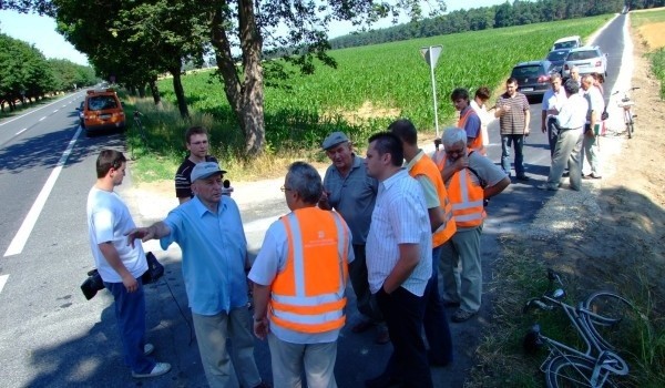 Kilku mieszkańców Rozmierzy stanęło dzisiaj w obronie drogi.
