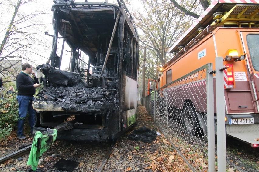 Wrocław: Tak wygląda tramwaj po pożarze na Biskupinie [NOWE ZDJĘCIA]