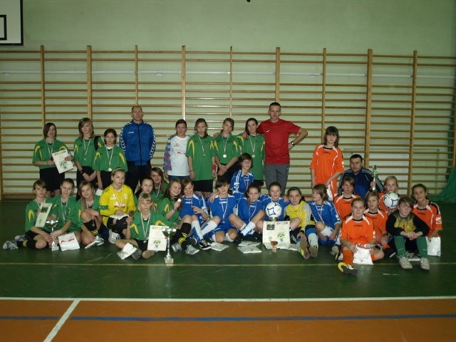 Wszystkie drużyny biorące udział w turnieju piłkarskim w Gielniowie, pozowały do wspólnej fotografii.