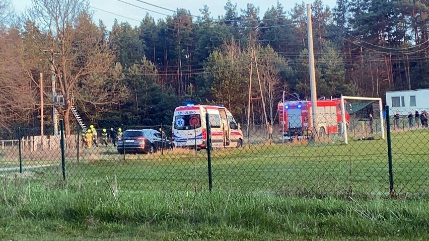 Chłopak wszedł na słup w Kocikowej. Jest ranny. Szczęściem...