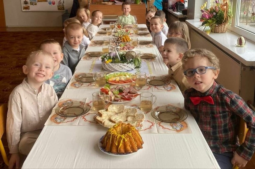 Dzieci miło spędziły czas przy świątecznym stole.