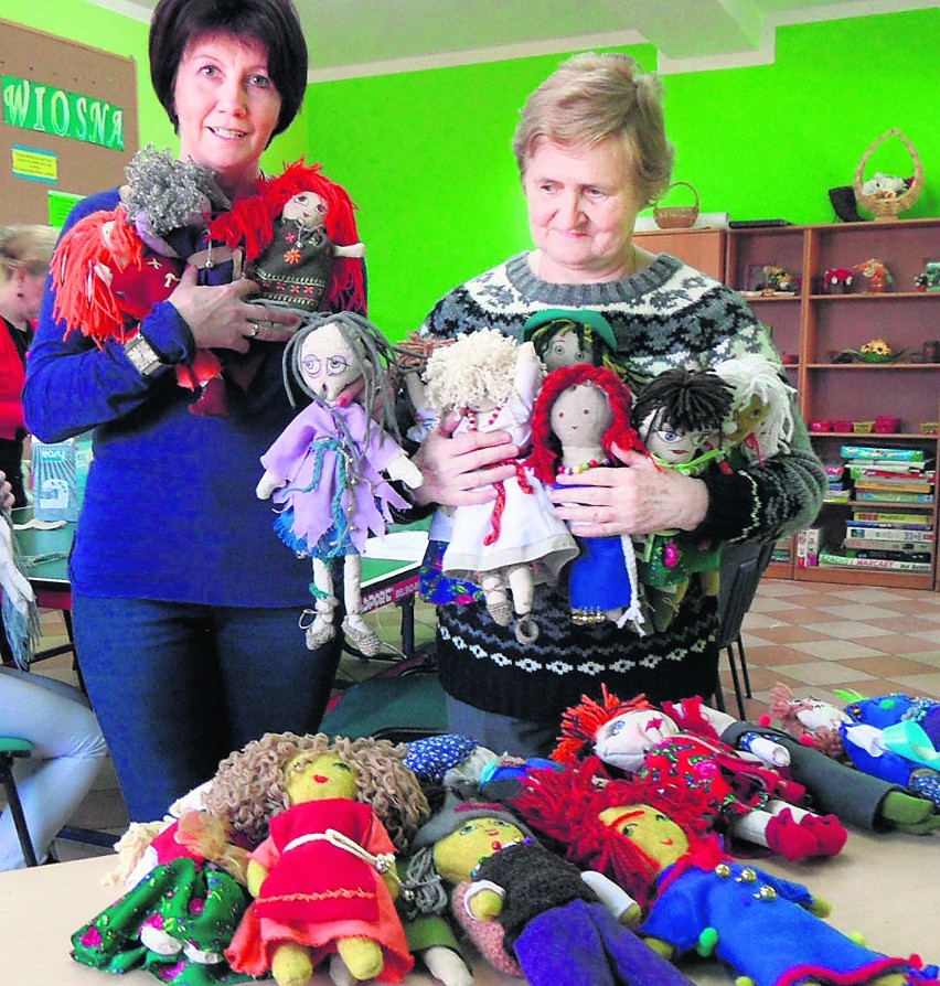 Jolanta Kołodziej i Helena Piętka z uszytymi lalkami