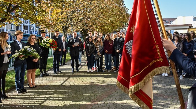 Uczniowie I LO w Białymstoku oraz władze miasta, upamiętnili ofiary wypadku pod Jeżewem