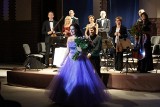 Przeboje muzyki operetkowej w niedzielę przy tężni solankowej. Śpiewają Monika Gruszczyńska i Aleksander Kruczek
