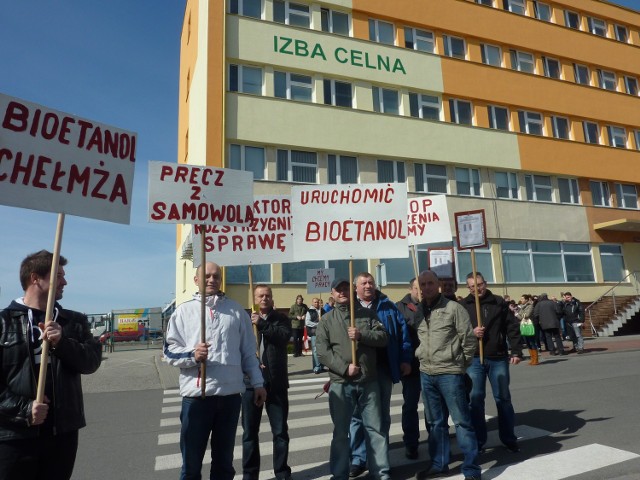 W kwietniu tego roku pracownicy protestowali przed Izbą Celna w Toruniu. Urzędnicy dali im spokój. Jednak dziś wcale nie ułatwiają im odzyskać utraconych rynków zbytu 