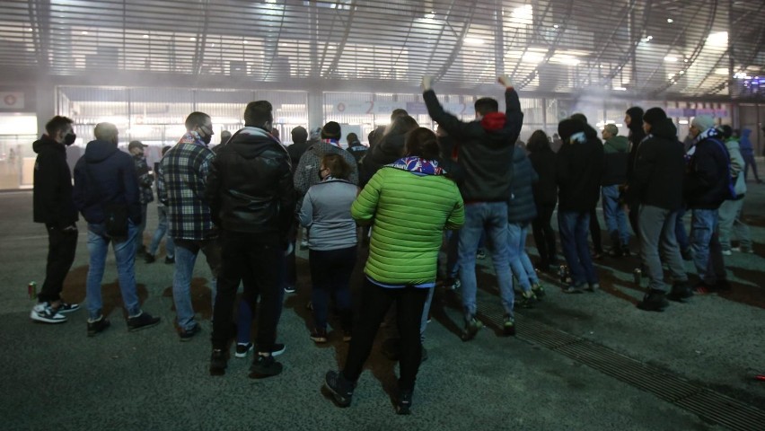 27.02.2021. Kibice Górnika przed stadionem w czasie meczu z...