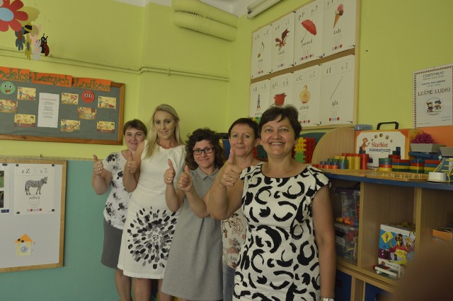 Jadwiga Urbańska (stoi pierwsza) razem ze swoimi koleżankami opiekuje się kolejnymi pokoleniami małych mieszkańców Moszczenicy. Każde dziecko jest dla nich najważniejsze
