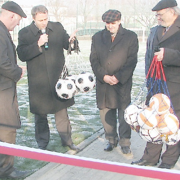 Wojewoda Rafał Bruski (drugi z lewej) i wicemarszałek województwa Edward Hartwich przywieźli w prezencie piłki, na otwarcie grudziądzkiego "Orlika".