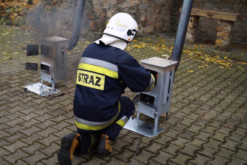Mikołów: strażnicy miejscy i strażacy pokazali, jak palić oszczędnie i  ekologiczne | Dziennik Zachodni
