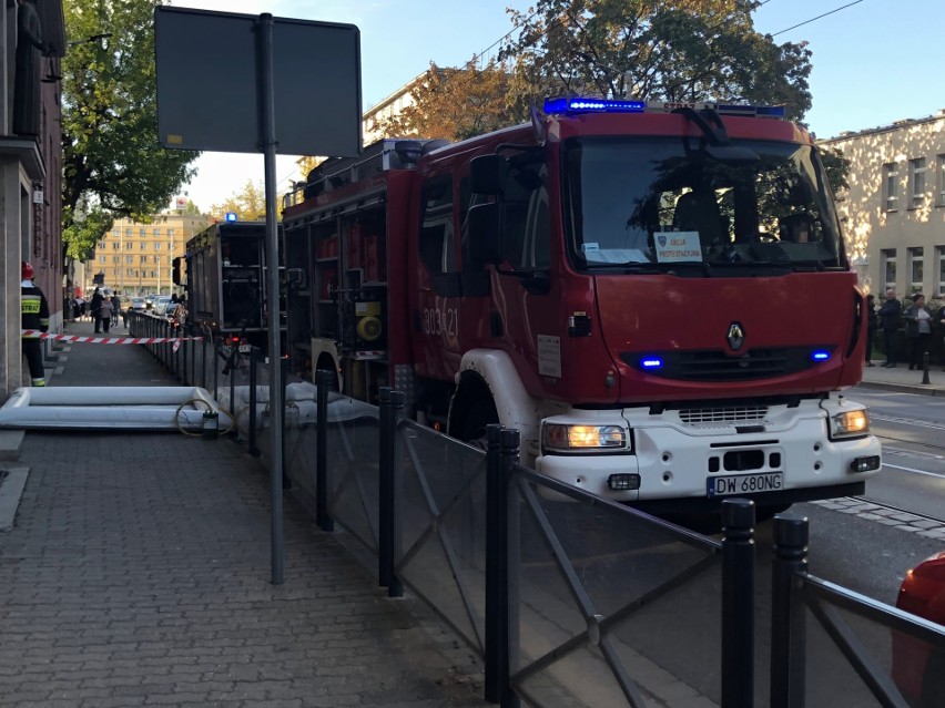 Ewakuacja sądu we Wrocławiu. Zamknięta ulica, objazdy tramwajów. Alarm bombowy