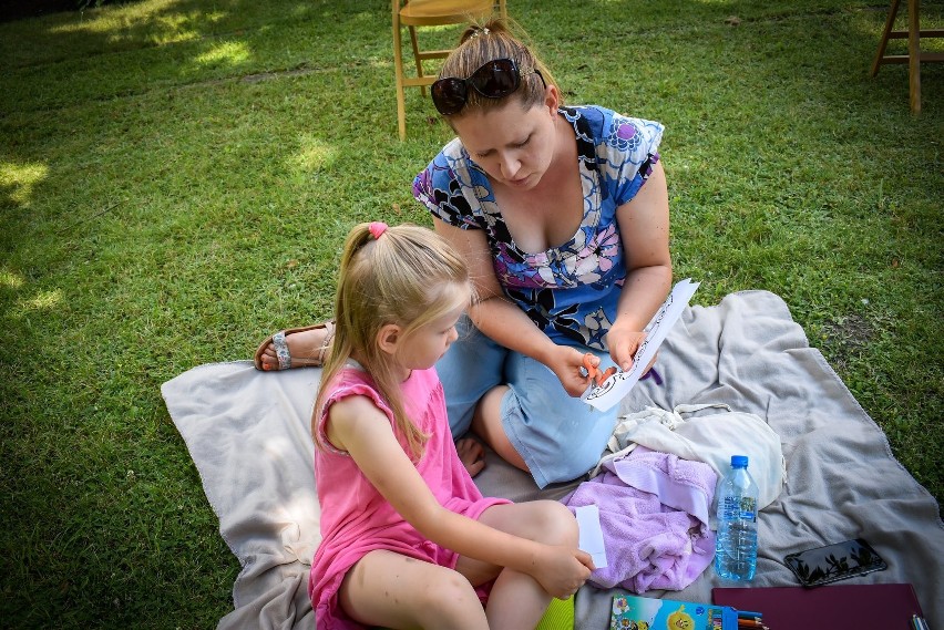 Udane "Wakacje z Pyzą" w  Miejskiej Bibliotece Publicznej- na zajęcia biblioteczne przychodzą najmłodsi i ich mamy 