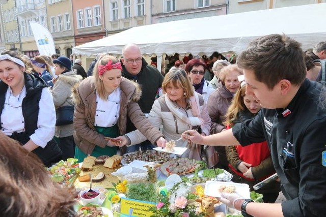 Śniadanie wielkanocne na opolskim Rynku, marzec 2016.