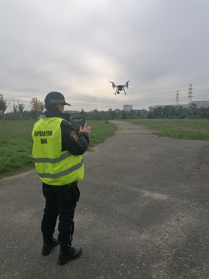 Wyposażeni w drony strażnicy miejscy kontrolują tereny...