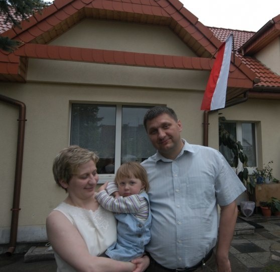 Teresa i Tomasz Mamotowie (na zdjęciu z córką Różą) wybudowali swój dom jakiś czas temu. Dziś poważnie by się zastanawiali nad decyzją zaciągnięcia kredytu finansującego więcej niż 100 proc. wartości domu.