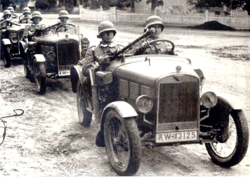 Żołnierze Reichswehry w rozpoznawczych Kubelwagenach BMW DA1...