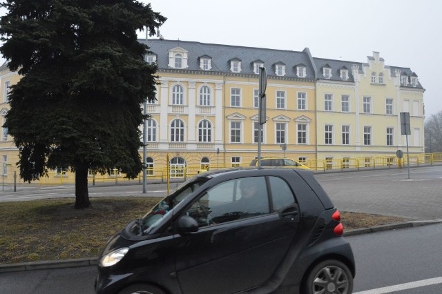 Budynek stoi pusty. Szkoda, bo to centrum miasta i mogłoby się w nim coś dziać.