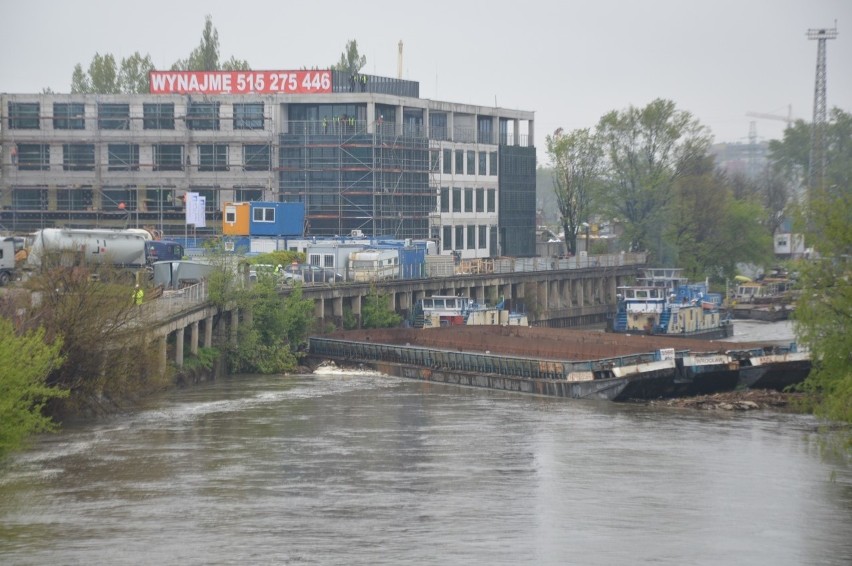 Katastrofa we Wrocławiu. Zawaliło się nabrzeże Odry. Ewakuacja!