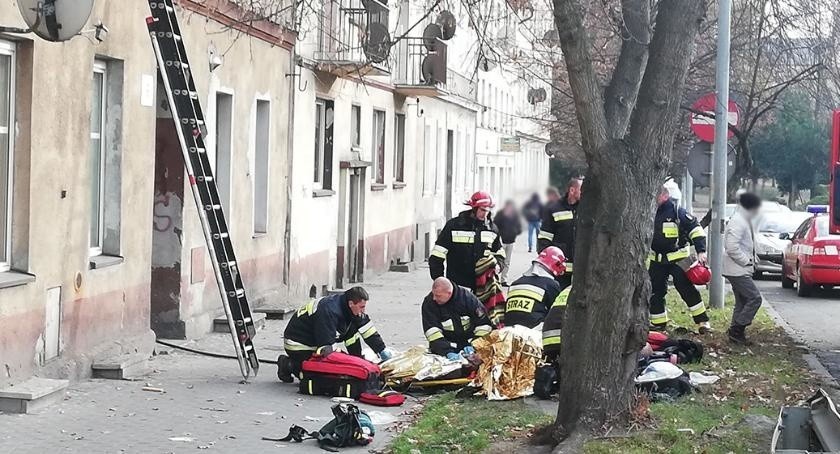 Pożar w mieszkaniu. Siedem osób ewakuowanych (ZDJĘCIA)