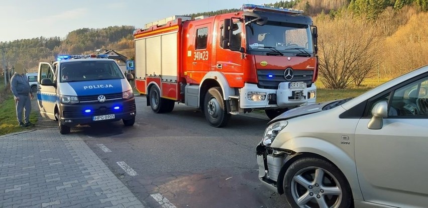 Wypadek w Królowej Polskiej. Zderzył się samochód osobowy z motocyklem, kierowca jednośladu trafił do szpitala [ZDJĘCIA]