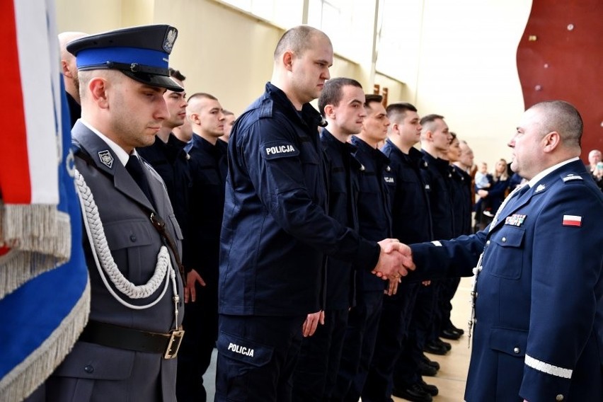 Białystok. Podlaska policja ma 30 nowych funkcjonariuszy policji. Wśród nich jest małżeństwo [zdjęcia]