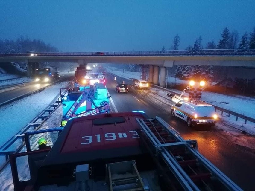 Cysterna uderzyła w kolumnę wiaduktu na S7 w gminie Masłów. Służby w akcji. Zobacz zdjęcia