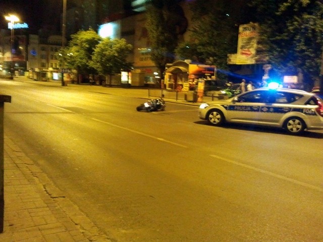 Motocyklista potrącił pieszego przechodzącego na czerwonym świetle przez przejście u zbiegu al. Mickiewicza z al. Kościuszki.