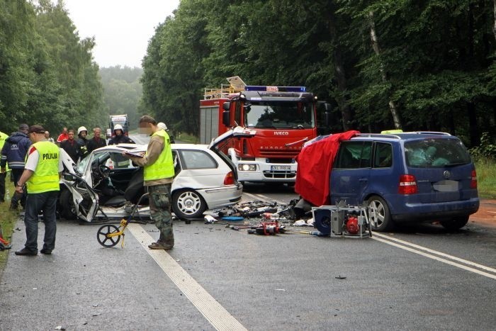 Wypadek kolo Debicy. Zginely dwie osoby.