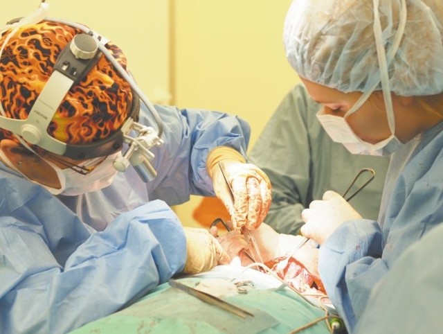 Białostocka klinika dołączyła do kilku ośrodków w Polsce, wykonujących rekonstrukcyjne operacje mikrochirurgiczne. Na zdjęciu lekarze z kliniki podczas zabiegu rekonstrukcji języka.