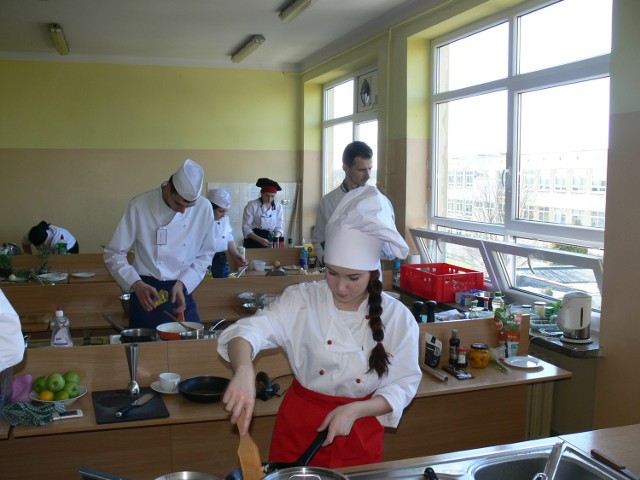 W V edycji konkursu „Kreatywny Kucharz” zmagało się 13 przyszłych kucharzy reprezentujący szkoły o profilu gastronomicznym z Podkarpacia i województwa świętokrzyskiego.