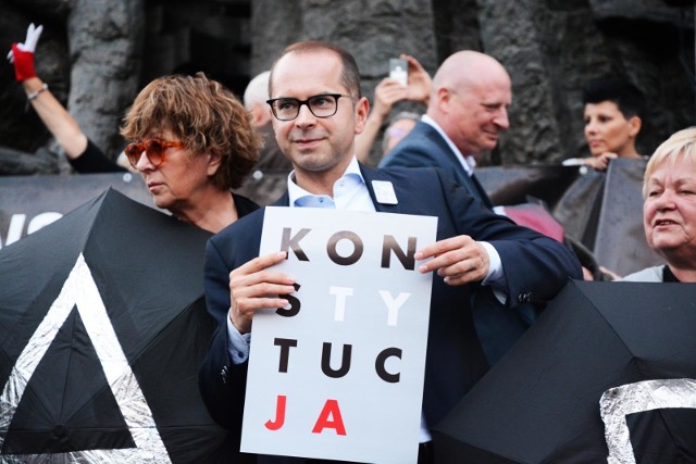 03.07.2018 warszawa sad najwyzszy protest przeciwko ustawie o kandencji sedzi sadu najwyzszego lamanie konstytucji konstytucja protest sad sady  swiatla transparenty flaginz michal szczerbafot. sylwia dabrowa / polska press